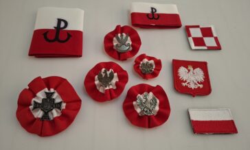 Powstańcze opaski i rozety