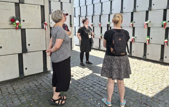 Przewodnik z&nbsp;uczestnikami spaceru zwiedzają Panteon – Mauzoleum Wyklętych-Niezłomnych na&nbsp;Cmentarzu Wojskowym na&nbsp;Powązkach