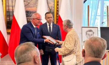 Prezydent elekt dr Karol Nawrocki (prezes IPN) oraz zastępca prezesa IPN i dyrektor Biura Poszukiwań i Identyfikacji IPN dr hab. Krzysztof Szwagrzyk wręczają notę identyfikacyjną siostrzenicy Jerzego Jętkiewicza ps. Żegota