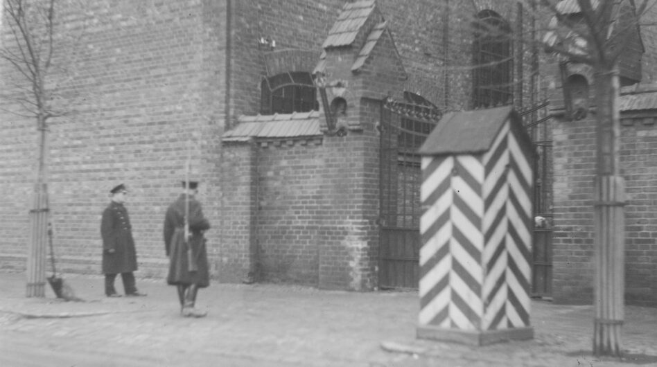 Brama więzienia mokotowskiego i pilnujący jej strażnicy w 1932 r. Fot. NAC