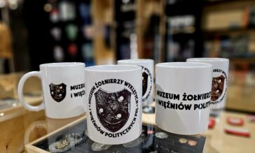 Kubeczki z logotypem Muzeum Żołnierzy Wyklętych i Więźniów Politycznych PRL.