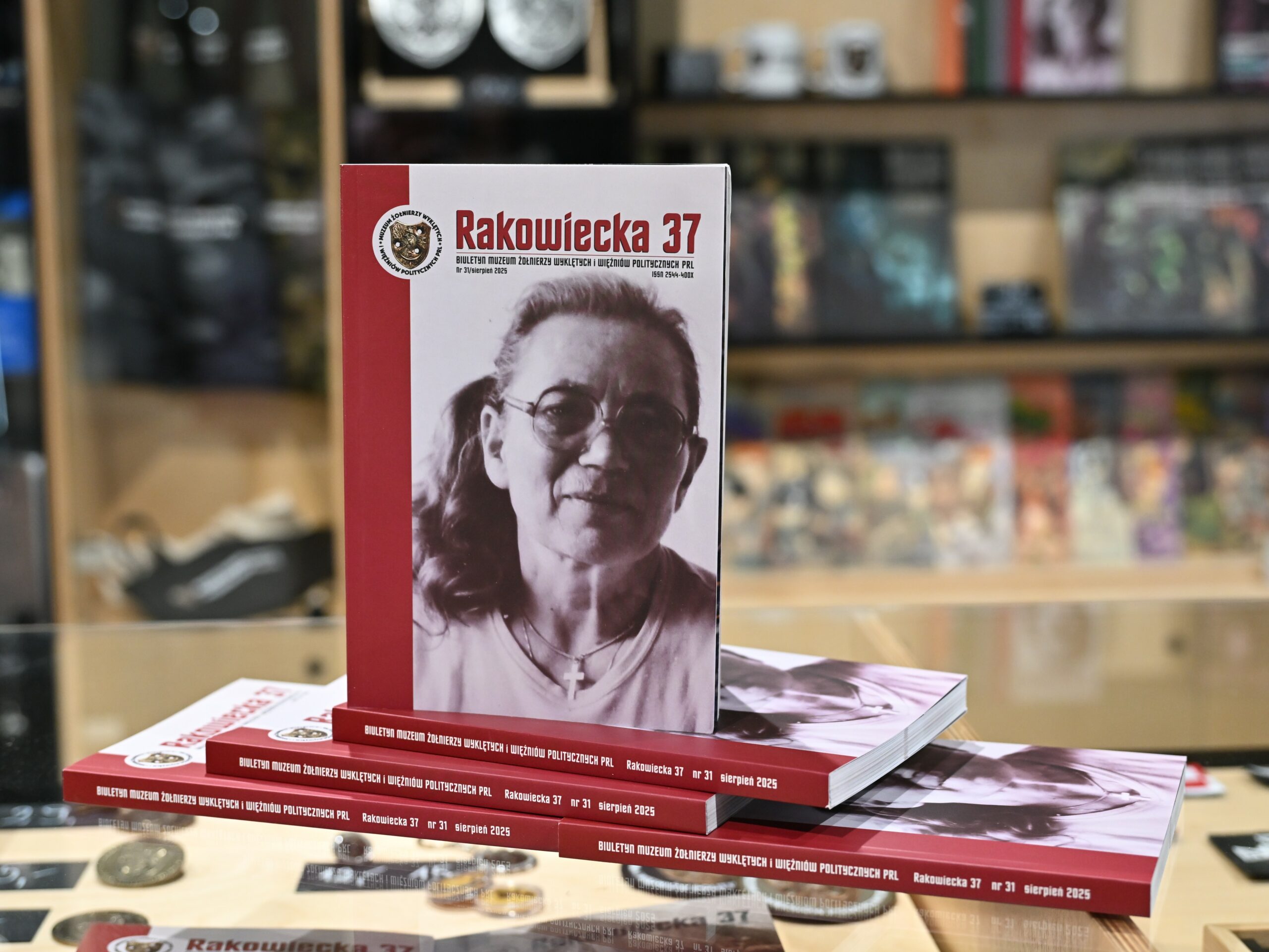 Okładka biuletynu "Rakowiecka 37", zdjęcie Anny Walentynowicz.