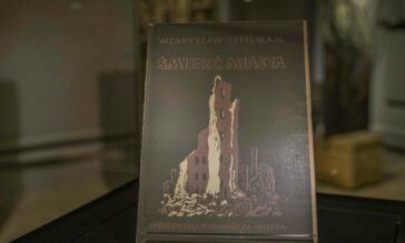 Egzemplarz książki Władysława Szpilmana "Śmierć miasta" z ilustracją Marii Hiszpańskiej-Neumann.