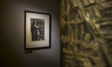 Grafika Marii Hiszpańskiej-Naumann na wystawie w Muzeum Żołnierzy Wyklętych i Więźniów Politycznych PRL.