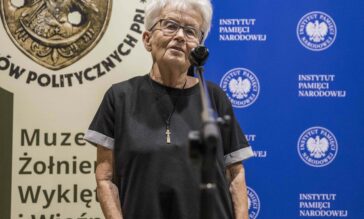 Bogna Naumann, córka Marii Hiszpańskiej-Naumann przemawia podczas wernisażu