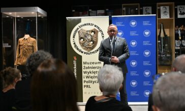 Zastępca prezesa IPN dr hab. Karol Polejowski przemawia podczas wernisażu w Muzeum Żołnierzy Wyklętych i Więźniów Politycznych PRL.