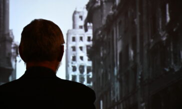 Archiwalne zdjęcia zniszczonej Warszawy na ekspozycji w Muzeum Żołnierzy Wyklętych i Więźniów Politycznych PRL.