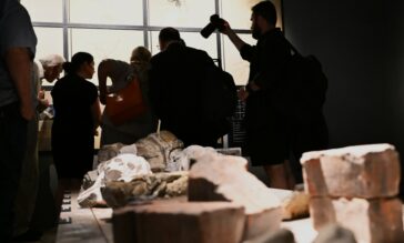 Zwiedzający na wystawie Muzeum Żołnierzy Wyklętych i Więźniów Politycznych PRL.