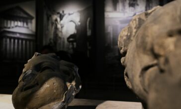 Rzeźby i inne destrukty ze zniszczonej Warszawy eksponowane na wystawie w Muzeum Żołnierzy Wyklętych i Więźniów Politycznych PRL.