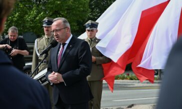 Dr hab. Karol Polejowski, zastępca prezesa IPN, podczas uroczystości przed Pomnikiem Poległym i Pomordowanym na Wschodzie