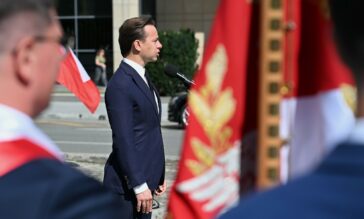 Wicemarszałek Sejmu Krzysztof Bosak podczas uroczystości przed Pomnikiem Poległym i Pomordowanym na Wschodzie