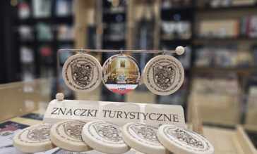Znaczki turystyczne Muzeum Żołnierzy Wyklętych i Więźniów Politycznych PRL.