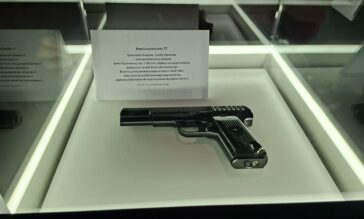 Replika pistoletu TT zaprezentowana na wystawie o katach. Broń ta była używana do wykonywania wyroków śmierci.