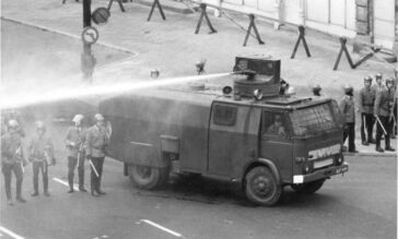 Armatka wodna podczas zajść na Krakowskim Przedmieściu w Warszawie, w okresie stanu wojennego wprowadzonego 13 grudnia 1981 r. Fot. Archiwum IPN