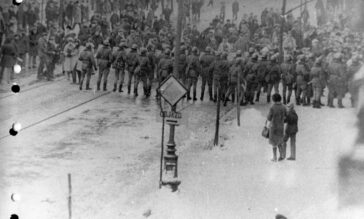 ZOMO na ulicach Łodzi, 13 grudnia 1981 r. Fot. Archiwum IPN