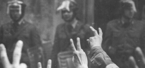 Demonstracja NSZZ „Solidarność” w Warszawie w okresie stanu wojennego, wprowadzonego 13 grudnia 1981 r.. Fot. z zasobu IPN