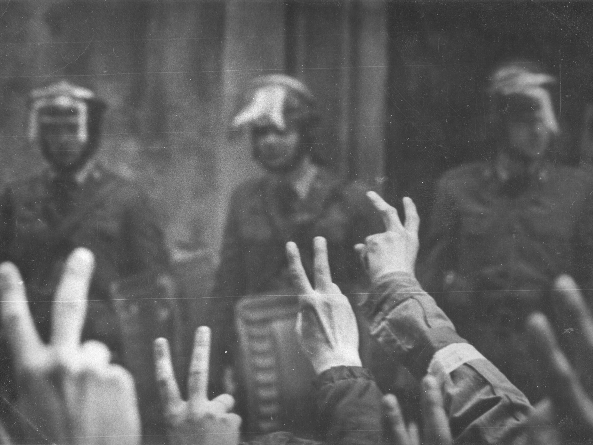 Demonstracja NSZZ „Solidarność” w Warszawie w okresie stanu wojennego, wprowadzonego 13 grudnia 1981 r.. Fot. z zasobu IPN