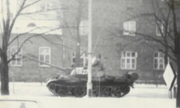 Czołg na ulicach Płocka po wprowadzeniu stanu wojennego 13 grudnia 1981 r. Fot. zbiory MŻWIWPPRL