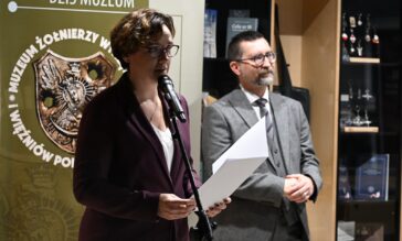 Dyrektor muzeum Adrianna Garnik podczas wernisażu wystawy o katach i egzekucjach w więzieniu Mokotowskim.