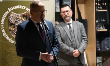 Dr hab. Karol Polejowski, zastępca prezesa IPN, podczas wernisażu wystawy o katach i egzekucjach w więzieniu Mokotowskim.