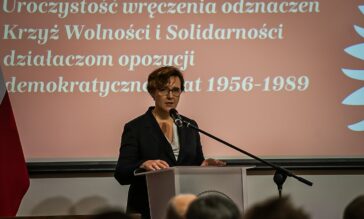 Dyrektor Adrianna Garnik podczas wręczenia Krzyży Wolności i Solidarności.
