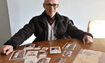 Piotr Zieja pokazuje przekazane pamiątki do muzeum.