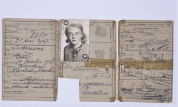 Kenkarta Ewy Ludkiewicz, harcerki Szarych Szeregów zatrzymanej przez UB w 1948 r. i skazanej na 7 lat więzienia.