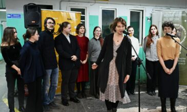 Młodzi twórcy podczas wernisażu.