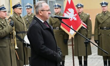 Zastępca prezesa IPN dr hab. Karol Polejowski podczas uroczystości upamiętniających ofiary stanu wojennego.