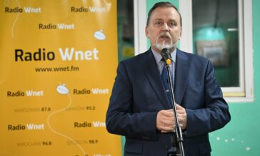 Wystawa młodych twórców. Dr Janusz Janowski, opiekun projektu.