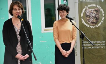Wystawa młodych twórców. Koordynatorki projektu – od lewej dr Katarzyna Dyjewska, dr Karolina Lizurej z Akademii Sztuk Pięknych w Warszawie.