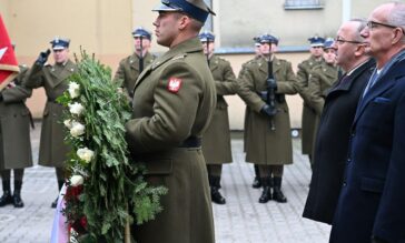 Uroczystość upamiętniająca ofiary stanu wojennego na dziedzińcu byłego więzienia mokotowskiego.