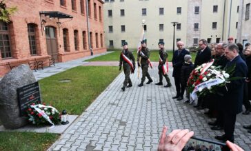Złożenie kwiatów przed tablicą poświęconą Annie Walentynowicz.