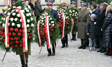 Uroczystość upamiętniająca ofiary stanu wojennego na dziedzińcu byłego więzienia mokotowskiego.