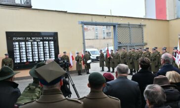 Uroczystość upamiętniająca ofiary stanu wojennego na dziedzińcu byłego więzienia mokotowskiego.