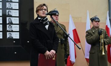 Stan wojenny - 44. rocznica wprowadzenia. Dyrektor Adrianna Garnik podczas uroczystości upamiętniających ofiary.