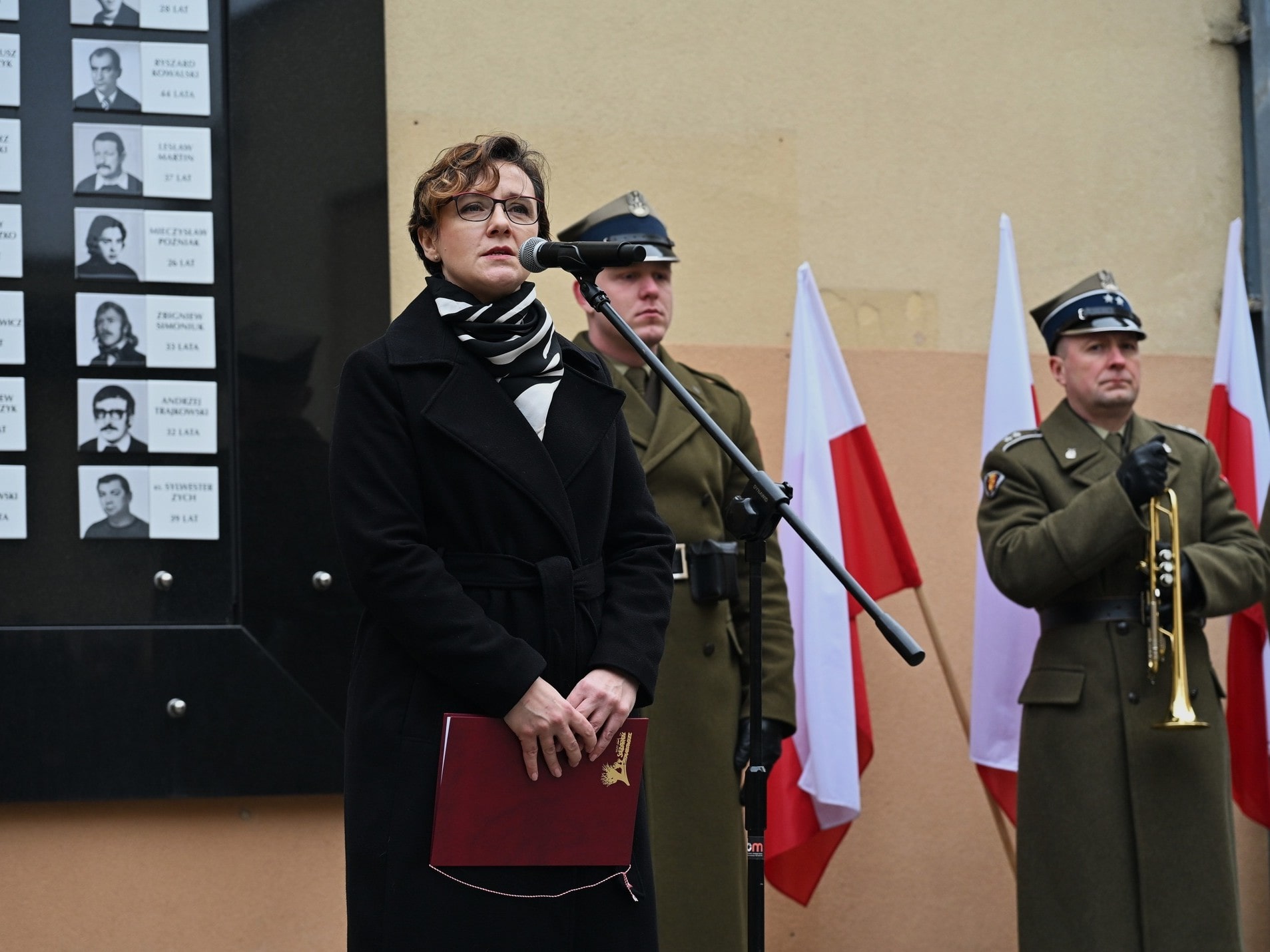 Stan wojenny - 44. rocznica wprowadzenia. Dyrektor Adrianna Garnik podczas uroczystości upamiętniających ofiary.