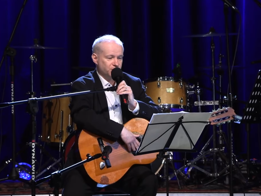 Leszek Czajkowski w czasie koncertu.