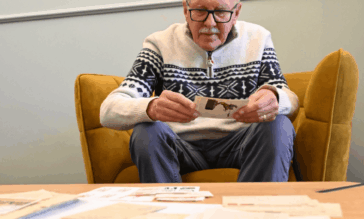 Przekazane pamiątki do muzeum: Paweł Gajowniczek podarował dokumenty rodzinne oraz znaczki pocztowe drugiego obiegu.