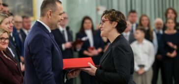 Adrianna Garnik odbiera nominację z rąk Prezydenta RP.