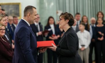 Adrianna Garnik odbiera nominację z rąk Prezydenta RP.