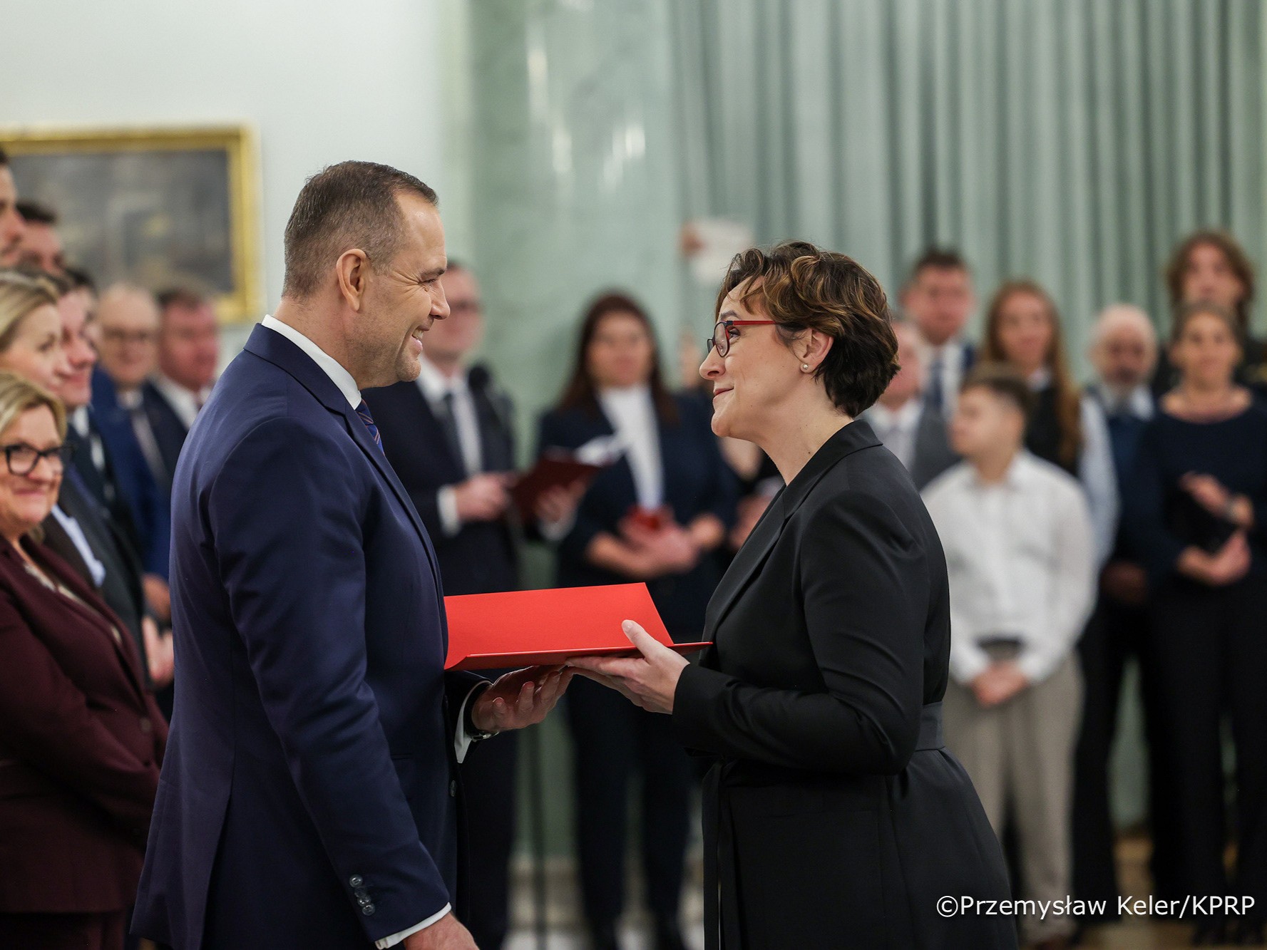 Adrianna Garnik odbiera nominację z rąk Prezydenta RP.