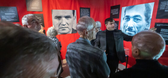 Oprowadzanie kuratorskie po&nbsp;wystawie „Metodą katyńską…”