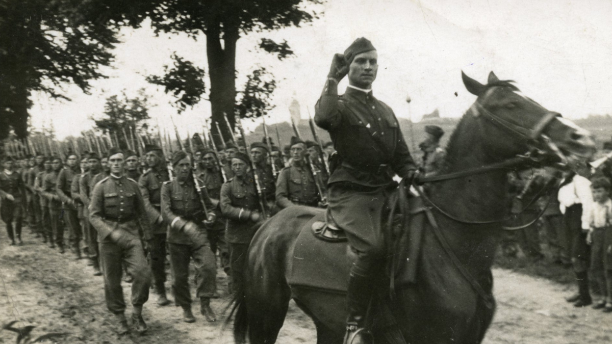 Łukasz Ciepliński na czele pododdziału 62 Pułku Piechoty.