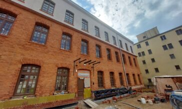 Budynek dawnego szpitala więziennego w trakcie prac modernizacyjnych.