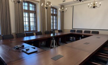 Sala konferencyjna w zmodernizowanym budynku.