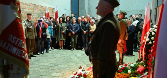 Rocznica śmierci Witolda Pileckiego. Uroczystości wieczorne pod&nbsp;Ścianą Śmierci.