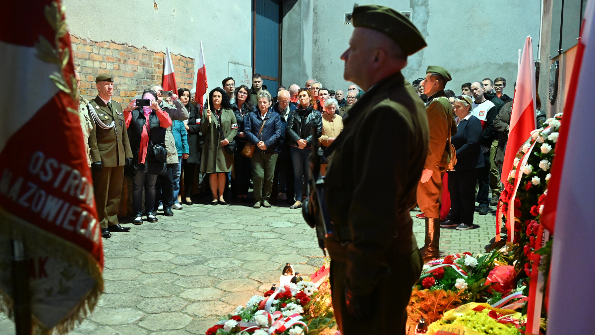 Rocznica śmierci Witolda Pileckiego. Uroczystości wieczorne pod Ścianą Śmierci.