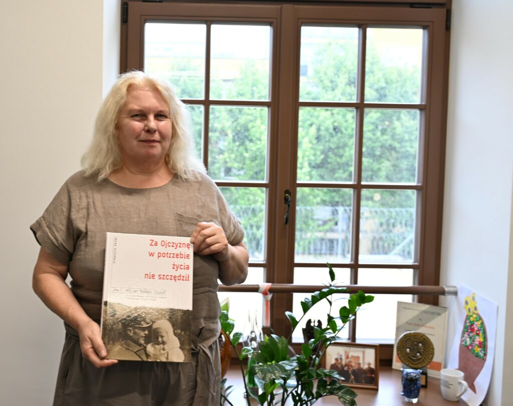 Irena Kozimala ze&nbsp;swoja najnowszą publikacją o majorze Janie Gołdaszu
